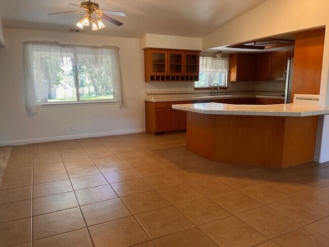 Foto del edificio - 3 Bedrooms, 2 baths, 2 car garage