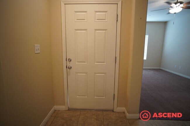 Foto del edificio - Stunning 4 Bed 2 Bath Home Off of Hosking and Wible!