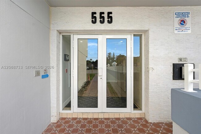 Foto del edificio - 555 NE 123rd St