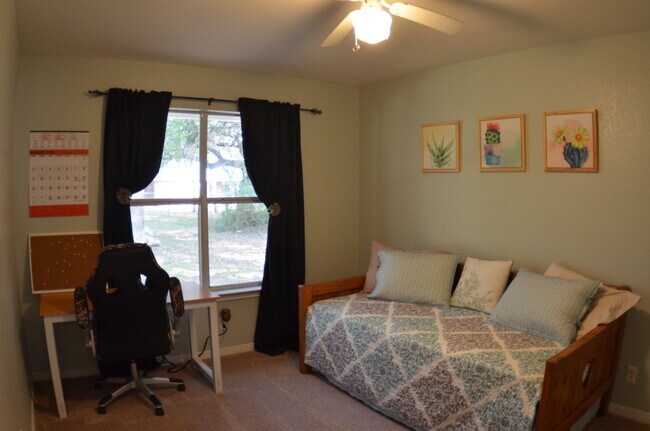 Guest room, 2 twin beds - 300 Morgan's Point Rd