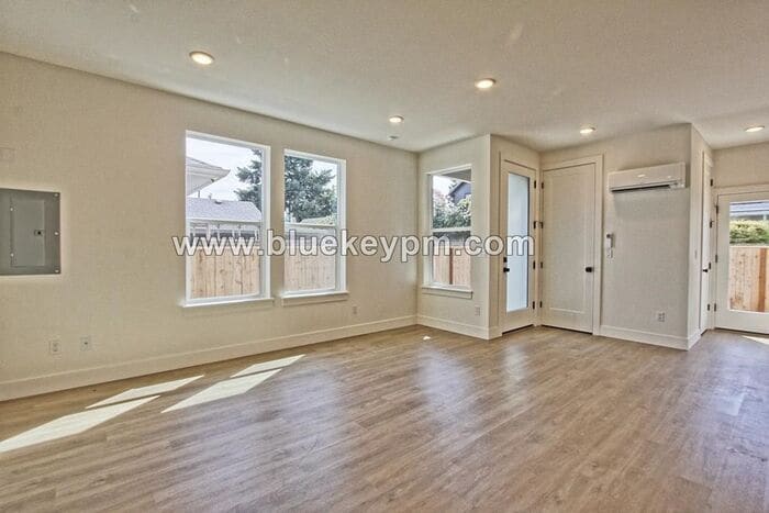 Primary Photo - 1526-B: 2 Bed, 2.5 Bathroom Townhome with ...