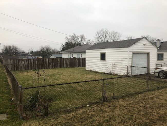 Building Photo - 2 Bedroom Ranch