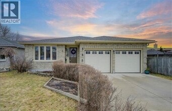 Building Photo - 535 Appledale Crescent