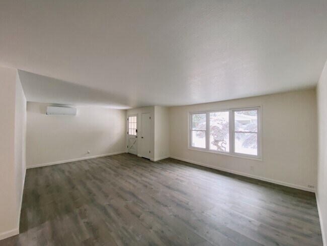 Living - 6160 SW Shannon Ct