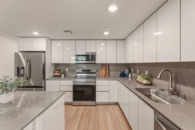 Building Photo - Sophia Hollywood