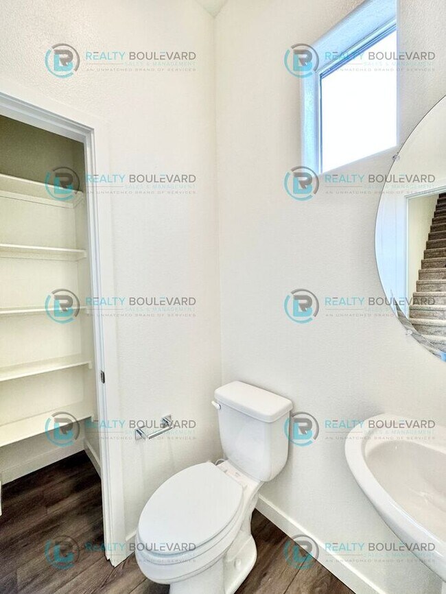 Foto del edificio - Modern 2 Bedroom 2Bath Townhome with Dual Patios & Designer Finishes near Truckee River