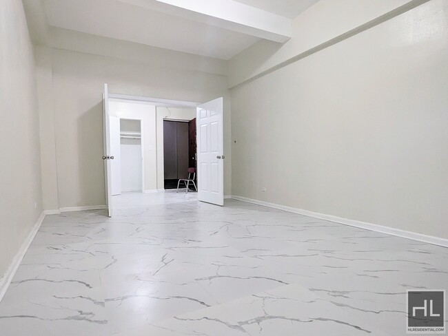 Building Photo - Huge renovated apartment 34 ROAD