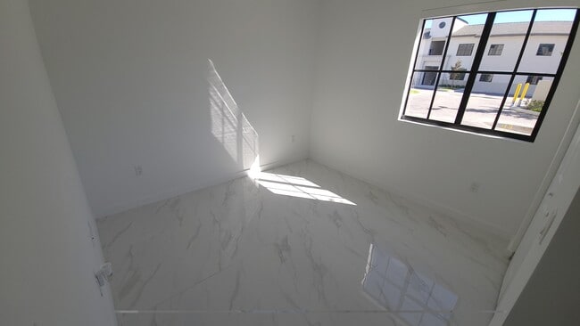 Building Photo - 502 E 24th St