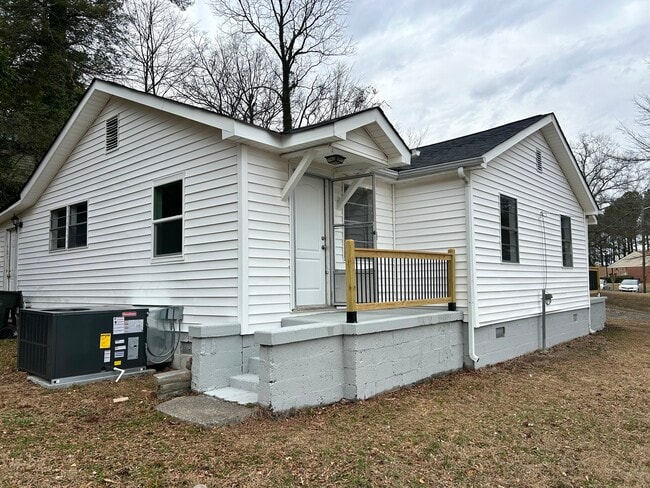Building Photo - 303 Smith St