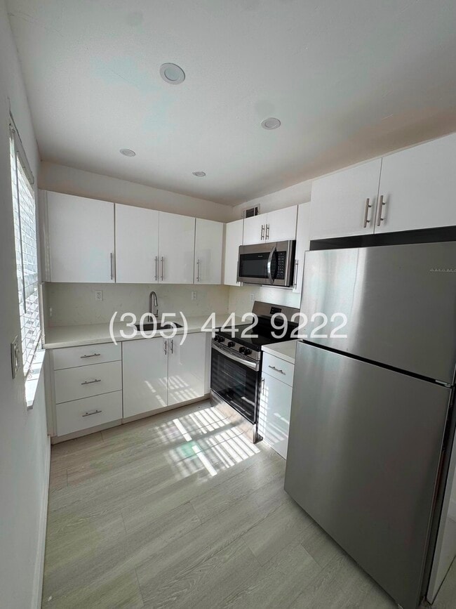 Building Photo - 15 Sidonia Ave