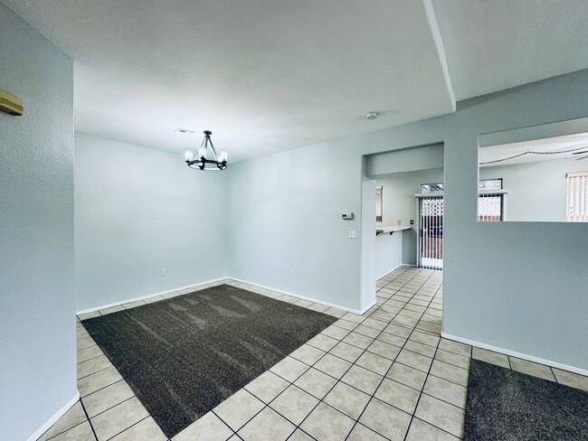 Foto del edificio - Beautiful Two Story Centrally Located Feat...