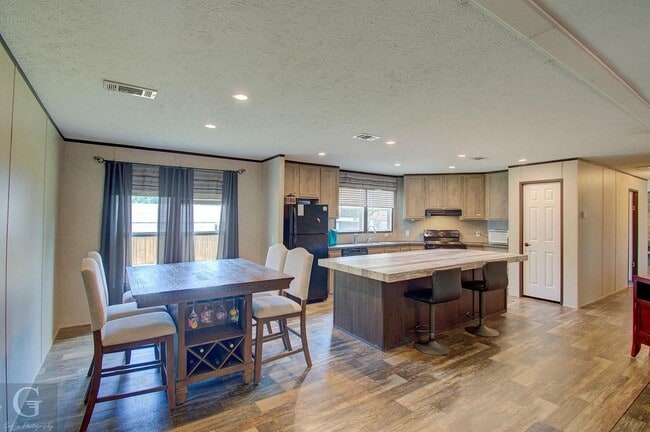 Building Photo - 4BD/2BA home with fenced back yard.