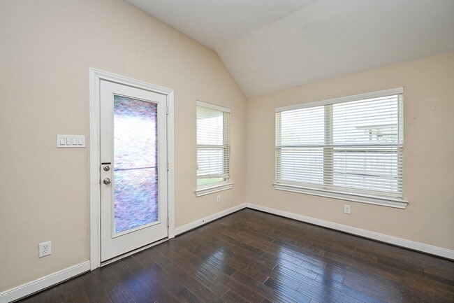 Foto del edificio - 5823 Hillside River Ln