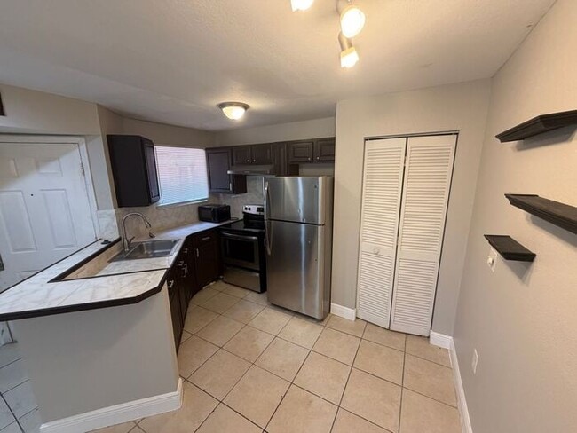 Building Photo - Cozy 1 Bedroom/1 Bathroom Near Millennium Mall!