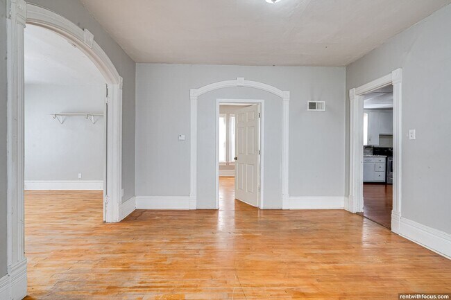 Foto del edificio - 218 E 8th St