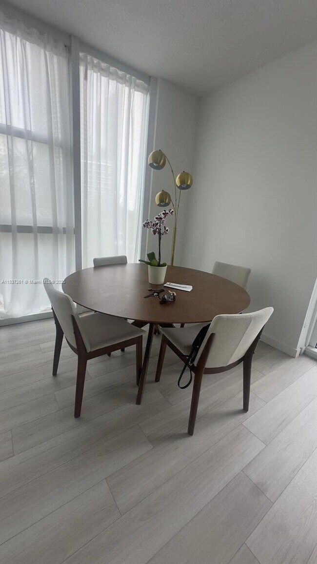 Foto del edificio - 275 NE 18th St