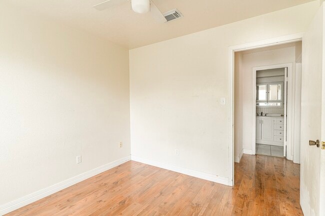 Building Photo - 22018 Kenlake Dr