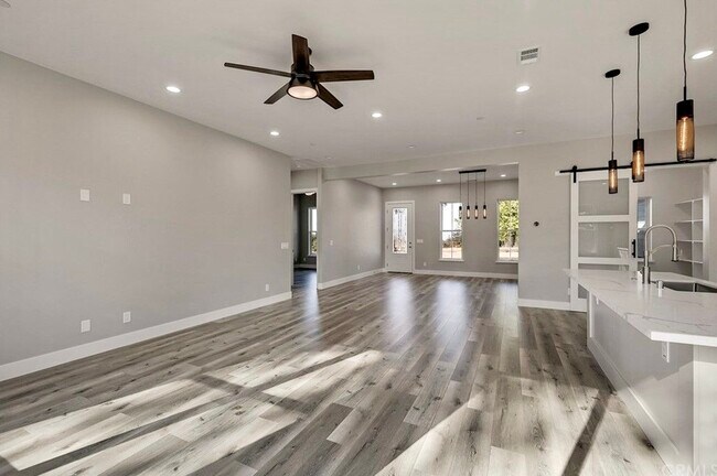 Foto del edificio - 5890 Crestmoor Dr