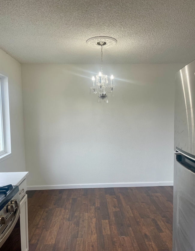 Building Photo - 4 bedroom single family home in Palmer!  New kitchen and fresh paint throughout. Available July 1!