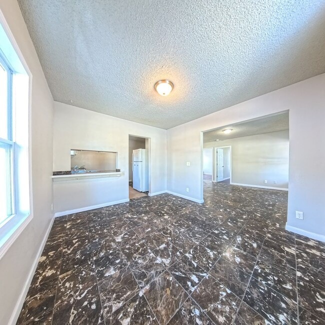 Building Photo - Spacious 2 Bedroom 2 Bath Home