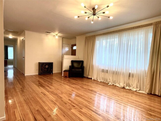 Foto del edificio - 39-05 Douglaston Pkwy