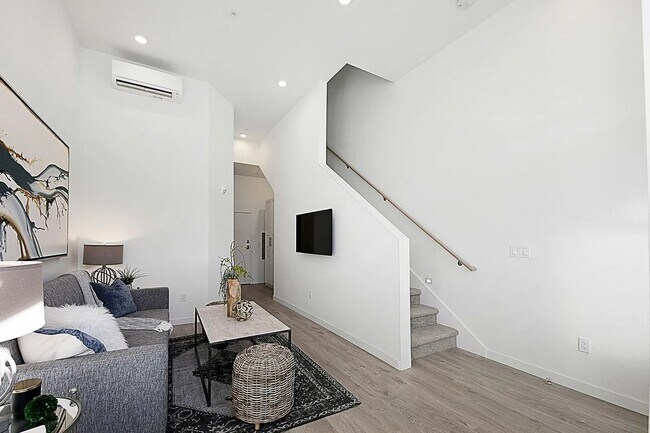Building Photo - Ballard Townhouse 2bd/2ba, AC, Garage Parking