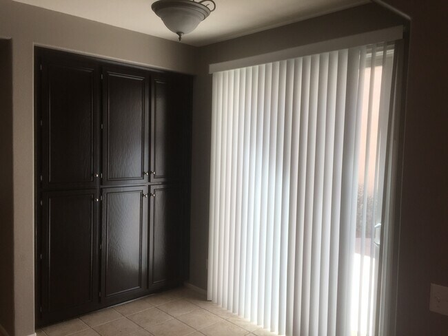 Building Photo - Newer appliances, whole house water purifi...