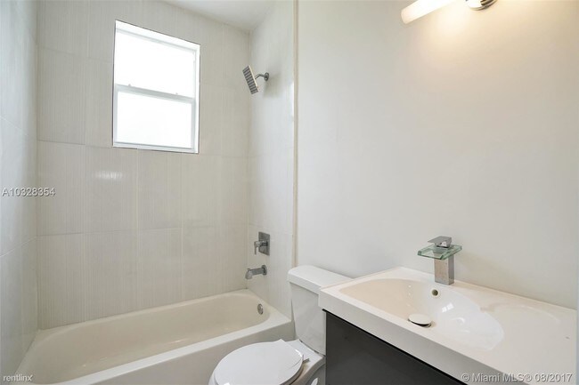 Foto del edificio - 15392 NE 5th Ct