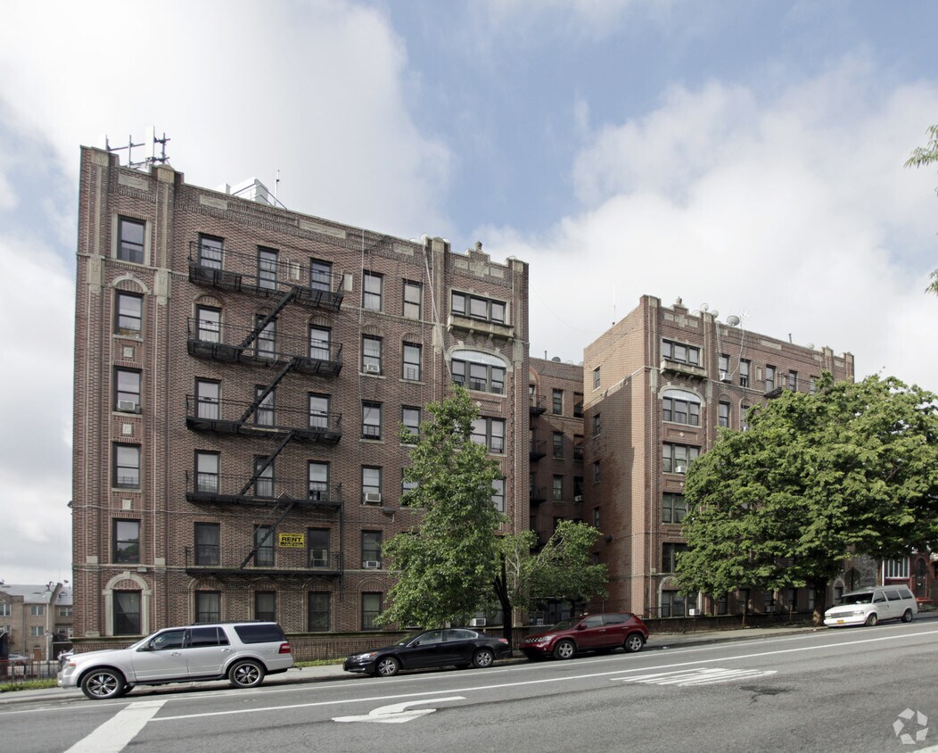 Foto del edificio - 740 Empire Blvd