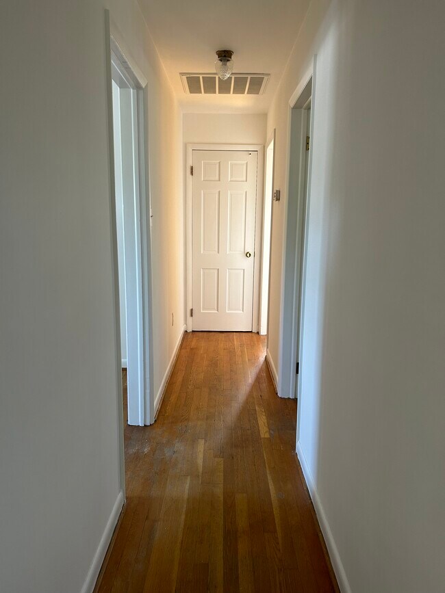 Building Photo - 1008 View St