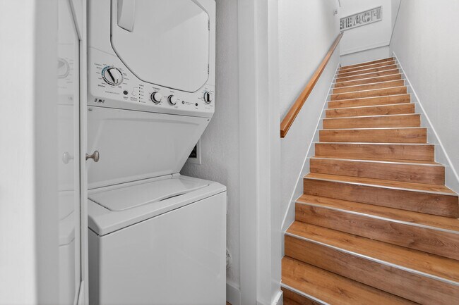 Building Photo - 300 E 24th St