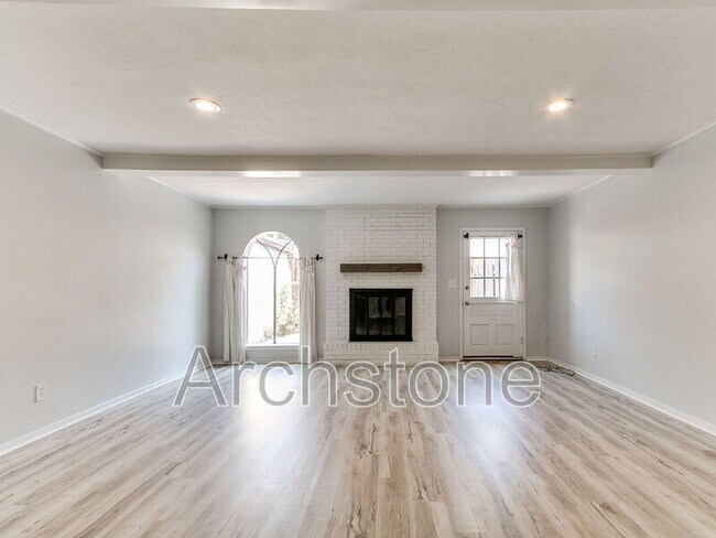 Foto del edificio - 3103 W Wilshire Blvd