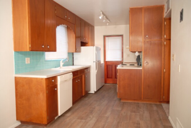 Building Photo - 3017 N Cherry Ave