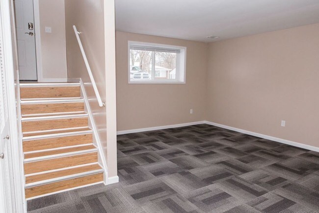 Building Photo - 3 Bedroom  1.5 Bathroom Duplex - Midland