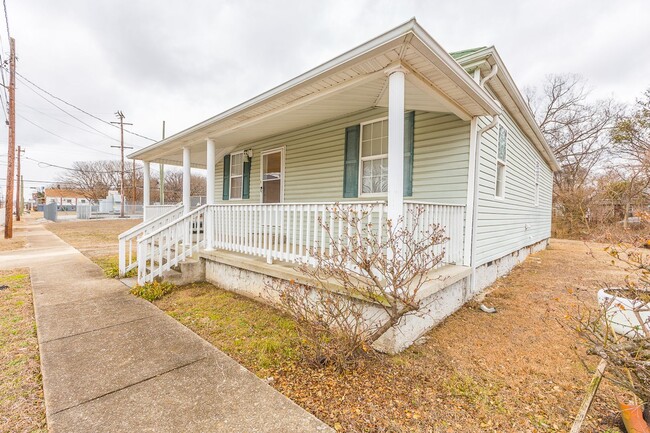 Building Photo - Great 4 Bedroom 2 Bath rental in Downtown ...