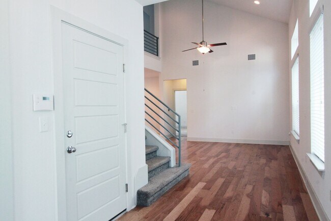 Foto del edificio - Beautiful Gated Retreat with Vaulted Ceilings, Loft & Private Deck