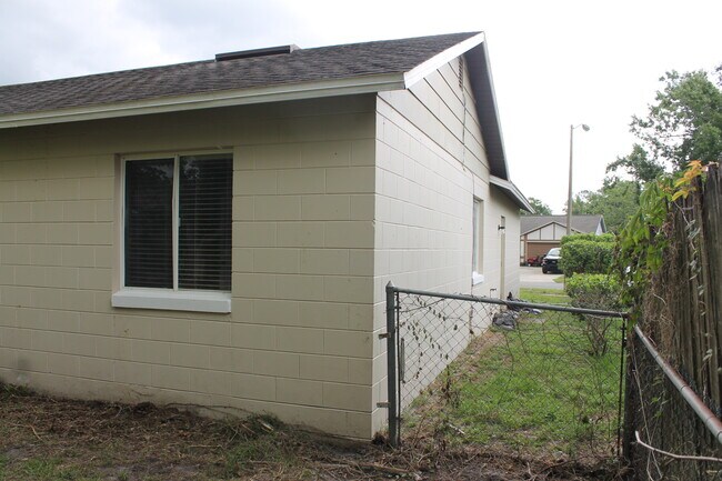 EXTERIOR RIGHT REAR CORNER - 2732 Carlisle Ave