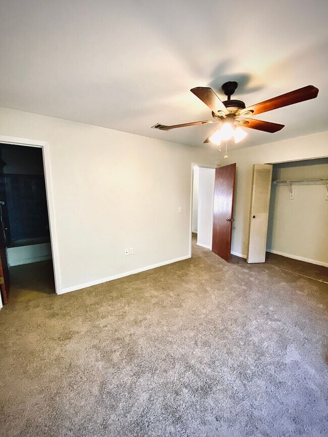 Foto del edificio - Spacious 2 Bed, 2.5 Bath Townhouse in Southfork Oaks – AVAILABLE NOW!!