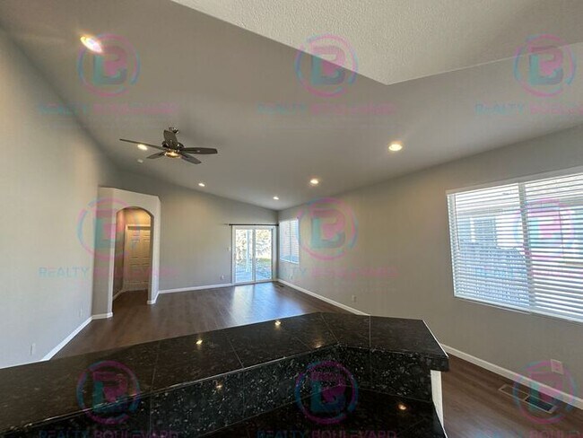 Foto del edificio - South Meadows 3-Bedroom 2 Bath Home New paint and Carpet Mt. Rose Views & Covered Patio