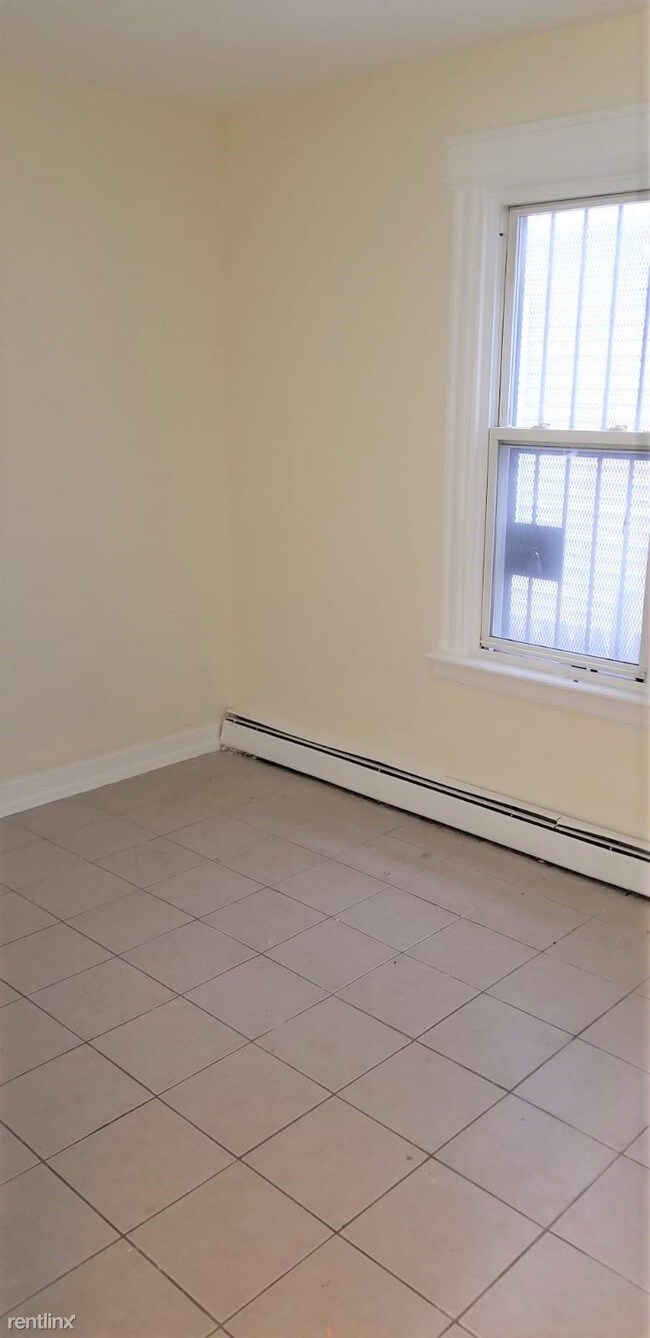 Foto del edificio - 3 br, 1 bath  - 97 Montgomery Ave # 1