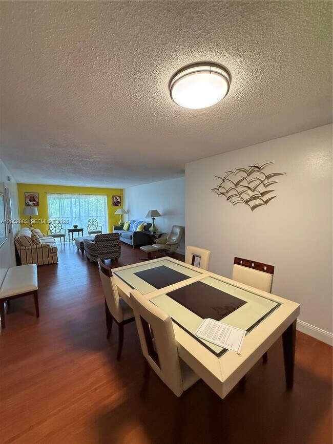 Foto del edificio - 5961 N Falls Cir Dr