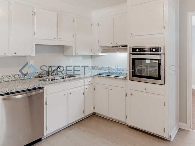 Foto del edificio - REDUCED!