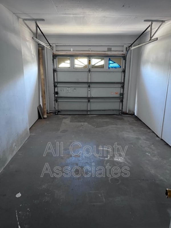 Building Photo - 7154 Holiday Dr