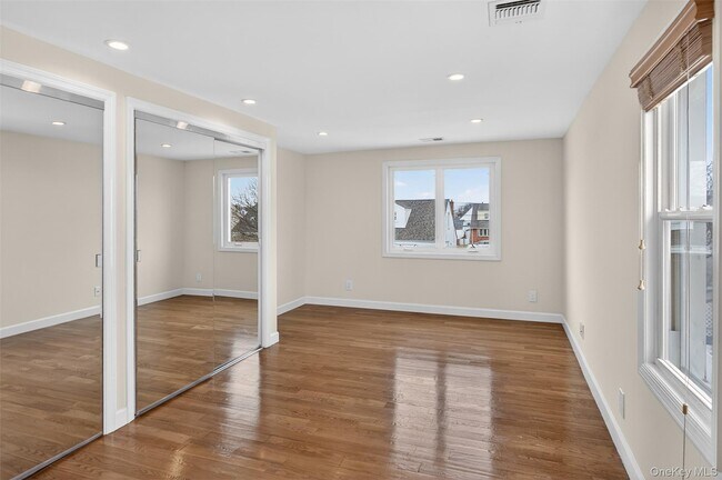 Foto del edificio - 256 Royal Ave