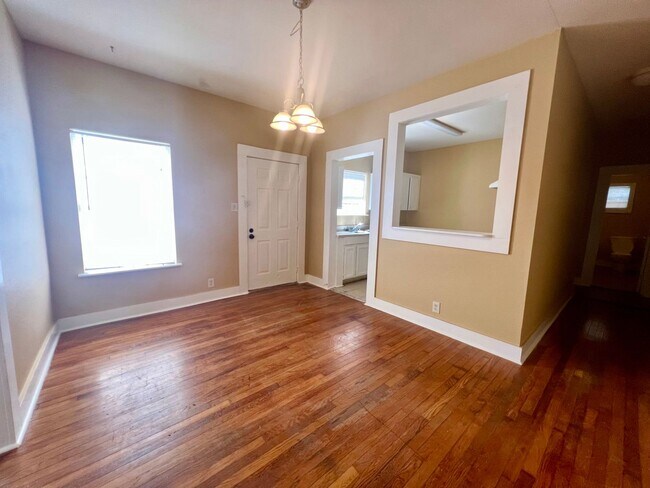 Foto del edificio - *MOVE IN SPECIAL* Charming Highland Park Duplex — Cozy City Living in the Heart of San Antonio