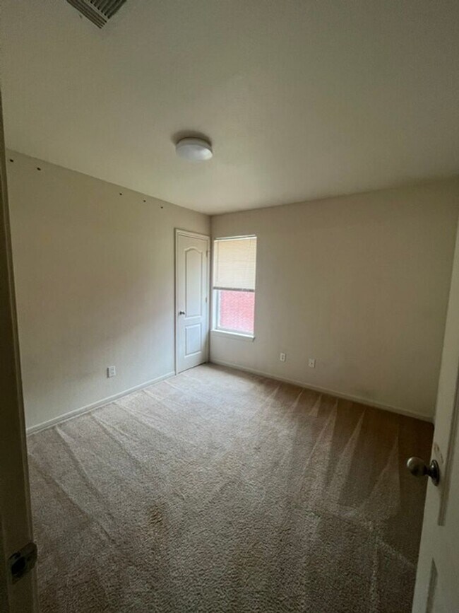 Building Photo - 407 Brittney Way