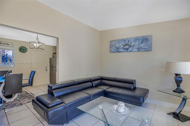 Foto del edificio - 2165 NW 23rd St