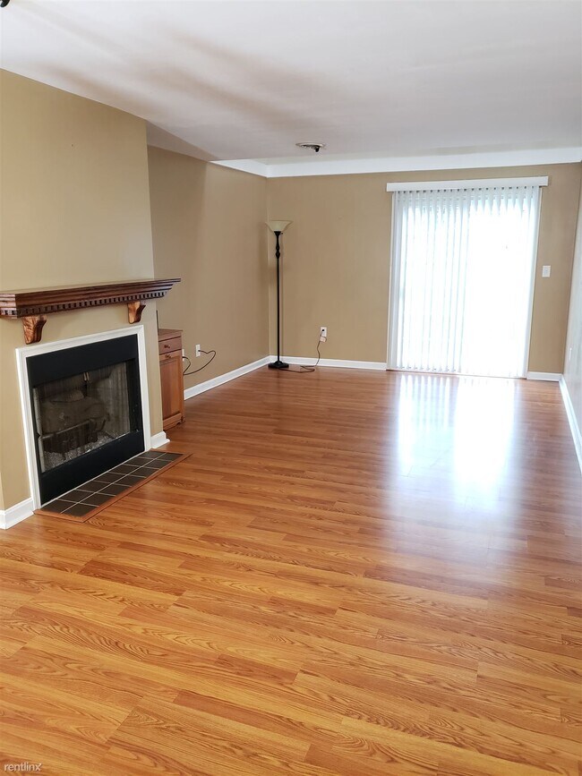 Building Photo - 3 br, 2 bath Condo - 601 Stonegate Road