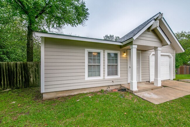 Building Photo - Adorable 3/1/1 in San Antonio!