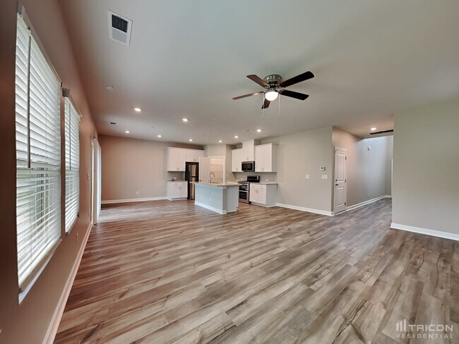 Foto del edificio - 4013 Woodland View Dr
